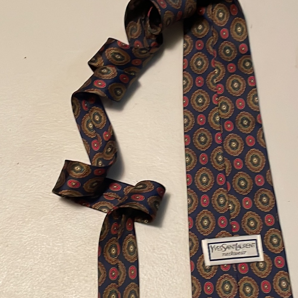Yves Saint Laurent medallion Foulard 100% silk made in Canada - Picture 6 of 9